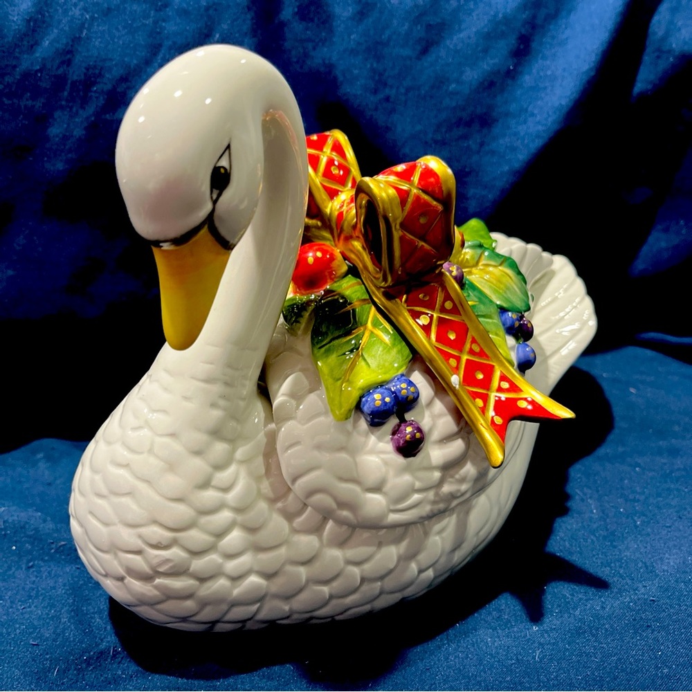 FITZ & FLOYD "HOLIDAY SWAN 7" tall by 8" long. NEW IN BOX